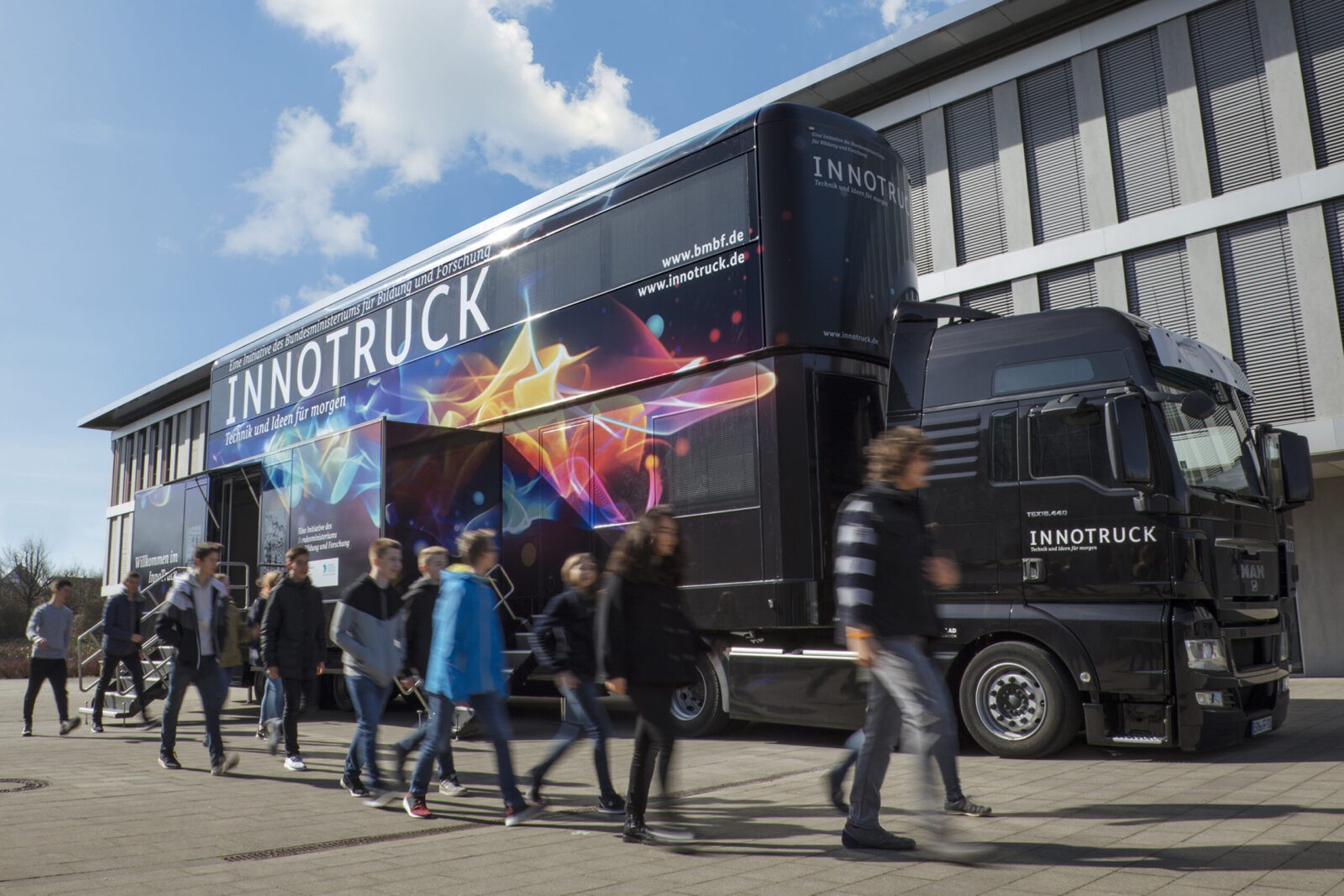 ZU-TECH-TRIER präsentiert mit dem InnoTruck futuristische Technologien in einer mobilen Ausstellung.
